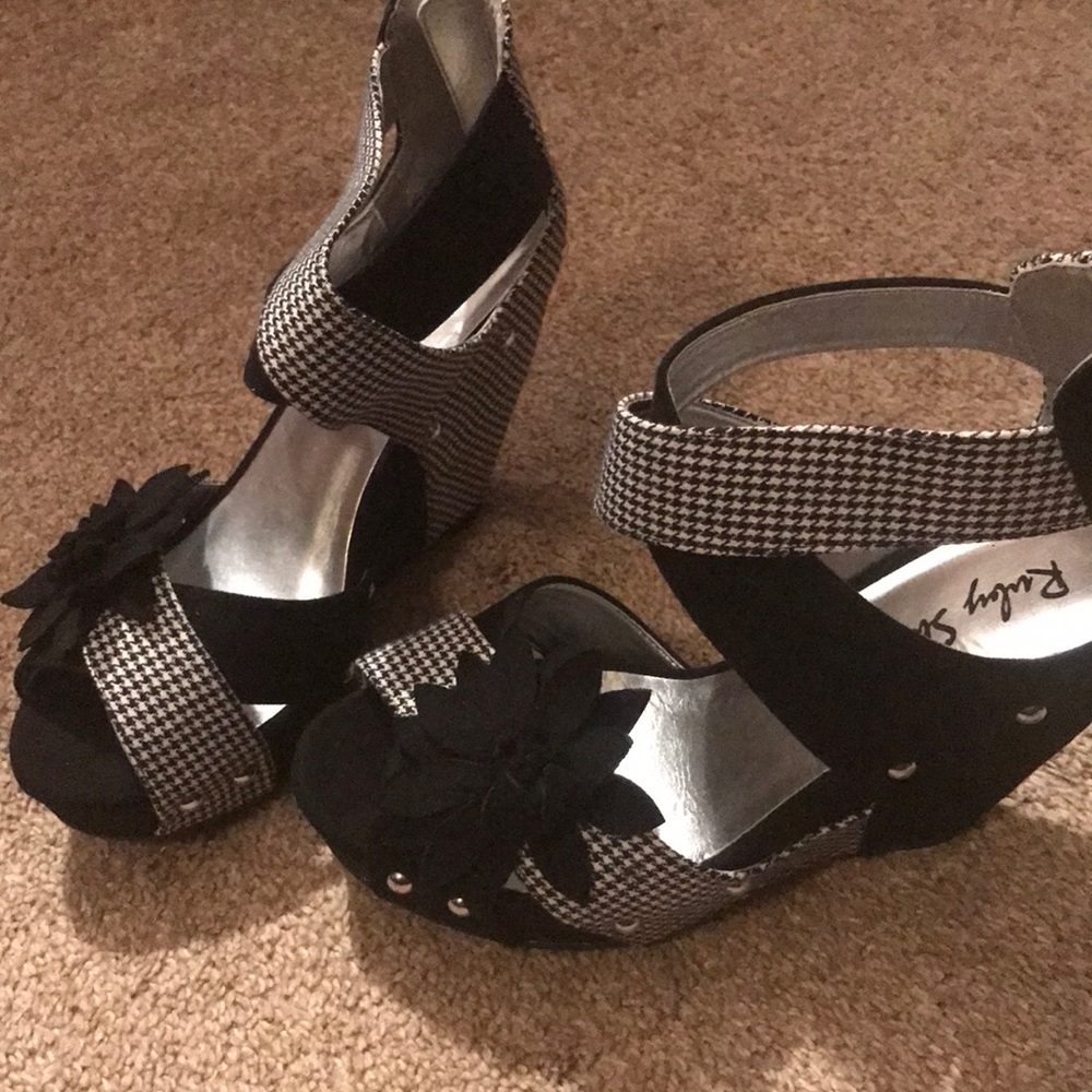 Houndstooth Wedge  with Flower Accent